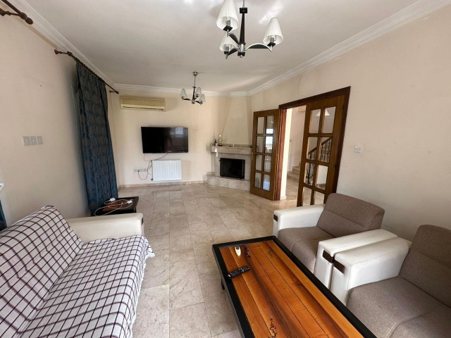 **VOLLSTÄNDIG MÖBLIERTE VILLA MIT 4 SCHLAFZIMMERN, ZENTRALHEIZUNG UND SAUNA IN ALSANCAK**