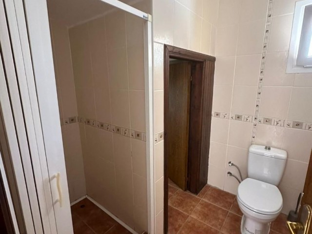 **VOLLSTÄNDIG MÖBLIERTE VILLA MIT 4 SCHLAFZIMMERN, ZENTRALHEIZUNG UND SAUNA IN ALSANCAK**