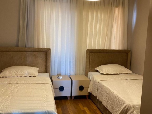 --3-ZIMMER-WOHNUNG ZUM VERKAUF IN DER TÜRKISCHEN TITEL-LUXUSRESIDENZ IM KYRENIA-ZENTRUM--