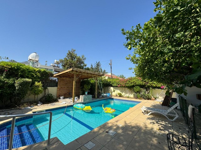 ****** ZU VERKAUFEN VILLA MIT 3 SCHLAFZIMMERN, PRIVATEM POOL, GRILL, TERRASSE UND 2 BADEZIMMER***