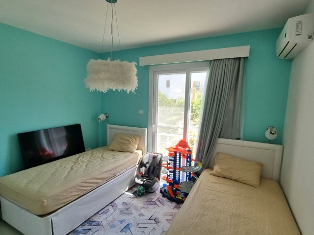 MODERNE 3-ZIMMER-DOPPELVILLA IN EINER ANLAGE DIREKT AM MEER