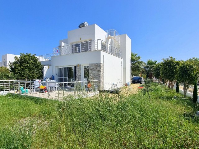 MODERNE 3-ZIMMER-DOPPELVILLA IN EINER ANLAGE DIREKT AM MEER