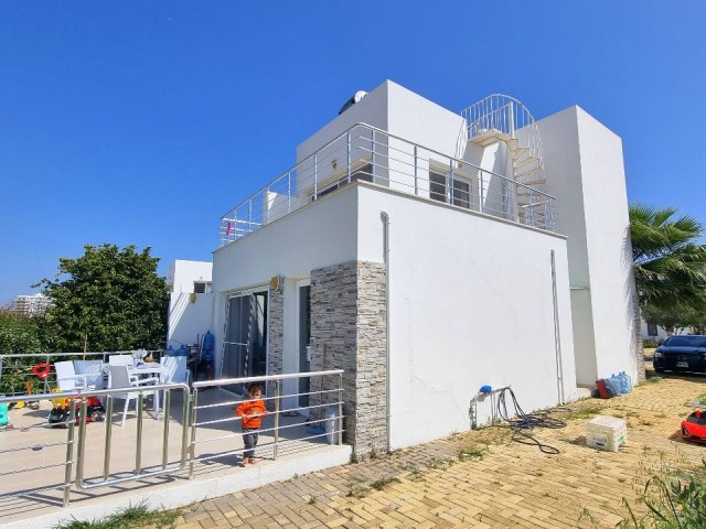 MODERNE 3-ZIMMER-DOPPELVILLA IN EINER ANLAGE DIREKT AM MEER