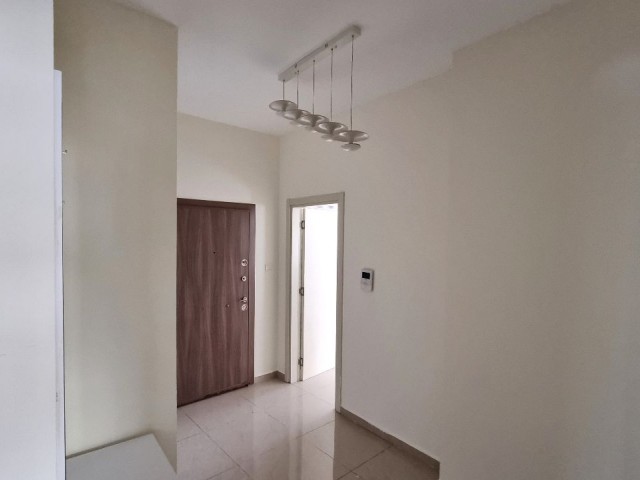 MAĞUSA MERKEZDE 140 m2, EŞYALI 3 YATAK ODALI DAİRE  