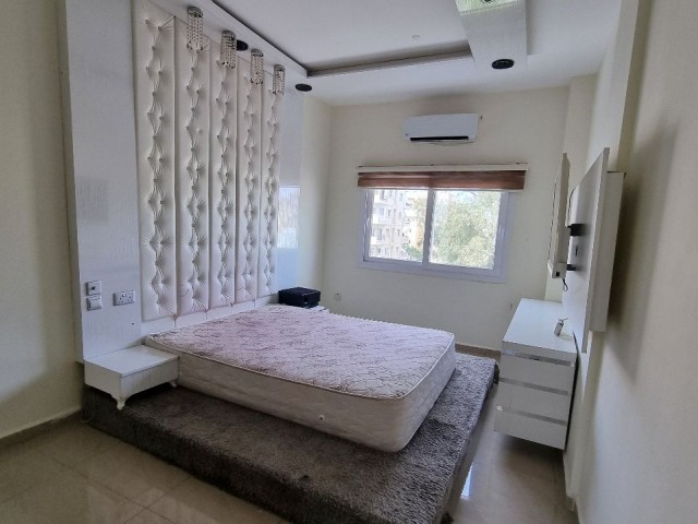 MAĞUSA MERKEZDE 140 m2, EŞYALI 3 YATAK ODALI DAİRE  