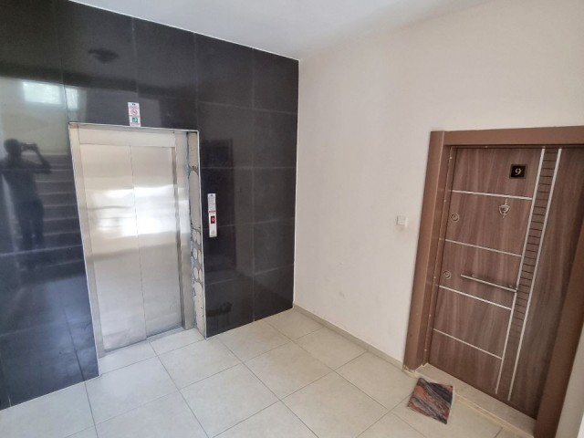 MAĞUSA MERKEZDE 140 m2, EŞYALI 3 YATAK ODALI DAİRE  