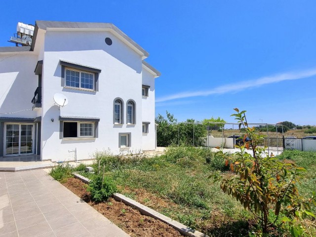 MODERN 4 BEDROOM DETACHED VILLA WITH GOOD SIZE GARDEN 