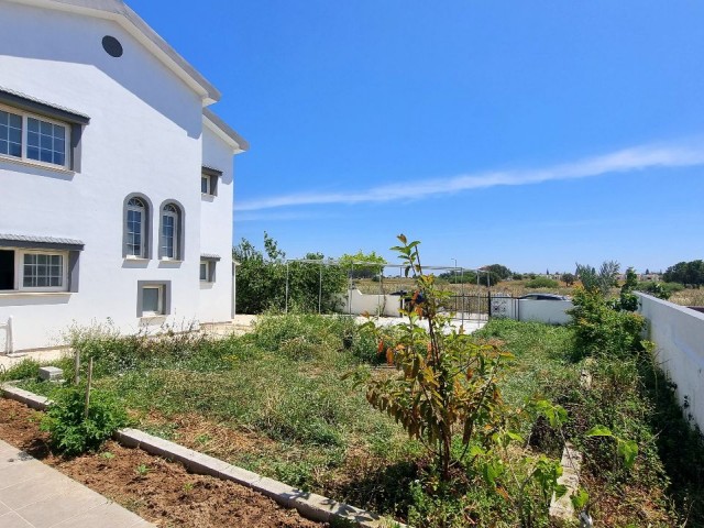 MODERNE, FREISTEHENDE VILLA MIT 4 SCHLAFZIMMERN UND GROSSEM GARTEN 