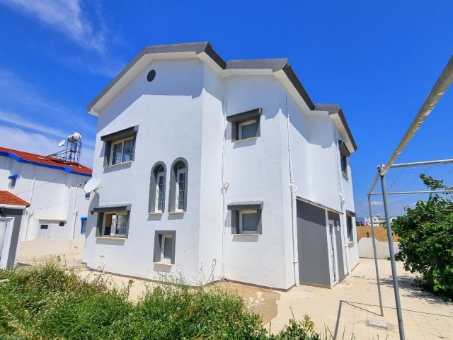 MODERN 4 BEDROOM DETACHED VILLA WITH GOOD SIZE GARDEN 