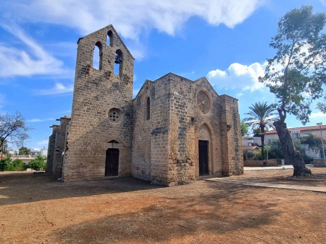 UNIQUE OPPURTUNITY TO BUY 4 BED BUNGALOW WITH HISTORICAL CHURCH VIEW