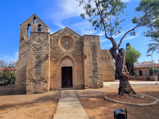 UNIQUE OPPURTUNITY TO BUY 4 BED BUNGALOW WITH HISTORICAL CHURCH VIEW