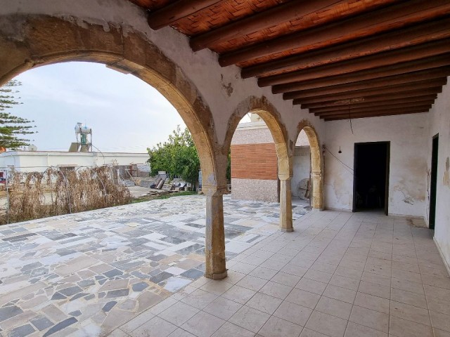 TRADITIONELLES ZYPERNHAUS MIT 6 SCHLAFZIMMERN UND FASZINIERENDEM MEERBLICK