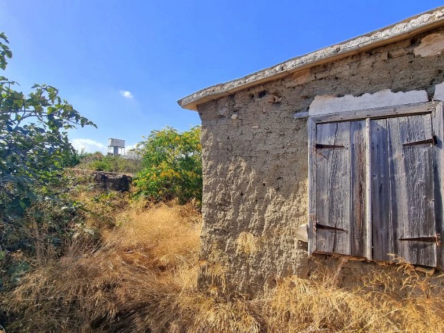 HISTORIC BUILDING ON A	428 M2 OF PLOT IN A BEAUTIFUL VILLAGE 