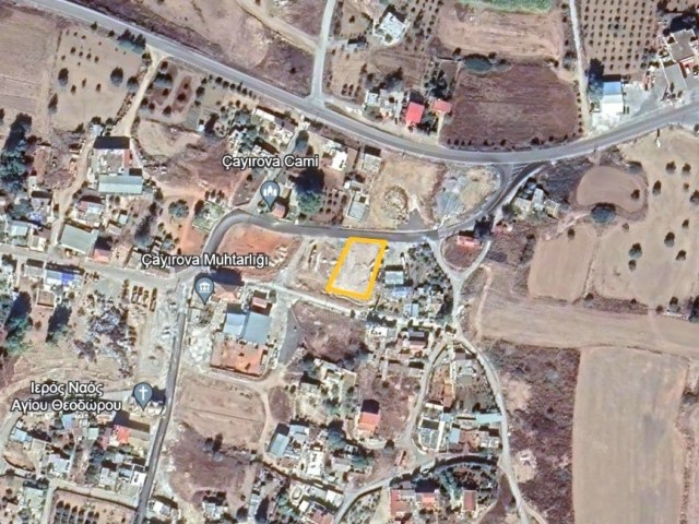 900 M2 OF PLOT WITH RESIDENTIAL BUILDING ON THE MAIN ROAD