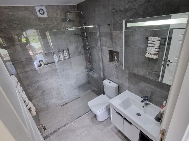 YENİLENMİŞ, DENİZ MANZARALI  2 YATAK 2 BANYO ODALI BİRİNCİ KAT DAİRE 