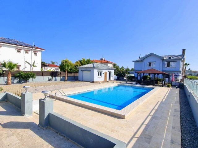 LUXUSVILLA MIT 4 SCHLAFZIMMERN UND 3 BÄDERN MIT POOL AUF EINEM GRUNDSTÜCK VON 1.347 M², NUR 600 METER VOM MEER ENTFERNT.