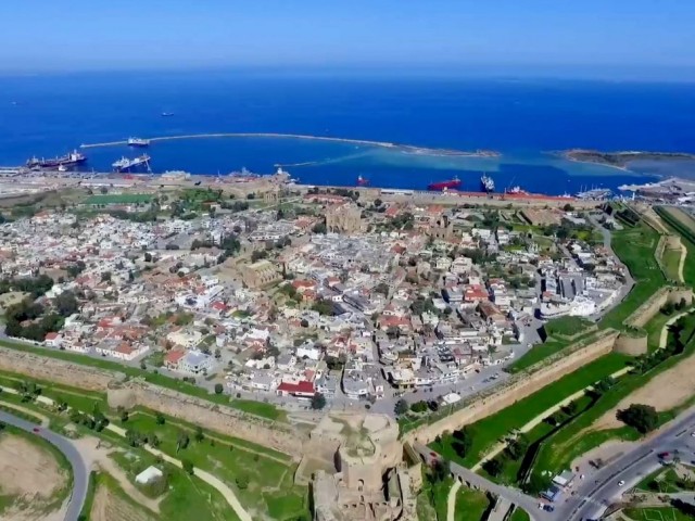 EINZIGARTIGES HISTORISCHES HAUS MIT 5/6 SCHLAFZIMMERN, TÜRKISCHEM TITEL UND MEERBLICK IM SCHLOSS FAMAGUSTA