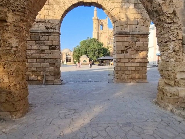 EINZIGARTIGES HISTORISCHES HAUS MIT 5/6 SCHLAFZIMMERN, TÜRKISCHEM TITEL UND MEERBLICK IM SCHLOSS FAMAGUSTA