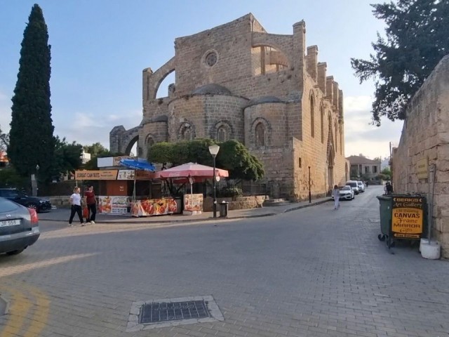 EINZIGARTIGES HISTORISCHES HAUS MIT 5/6 SCHLAFZIMMERN, TÜRKISCHEM TITEL UND MEERBLICK IM SCHLOSS FAMAGUSTA