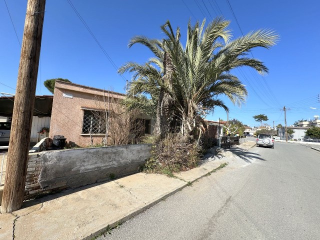 FREISTEHENDES HAUS MIT 2 SCHLAFZIMMERN UND GARTEN (VOLLSTÄNDIGE RENOVIERUNG ERFORDERLICH)