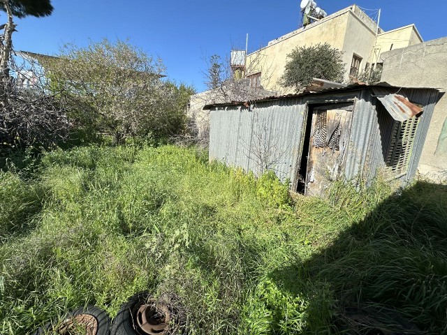 FREISTEHENDES HAUS MIT 2 SCHLAFZIMMERN UND GARTEN (VOLLSTÄNDIGE RENOVIERUNG ERFORDERLICH)