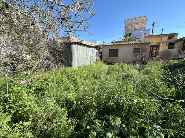 FREISTEHENDES HAUS MIT 2 SCHLAFZIMMERN UND GARTEN (VOLLSTÄNDIGE RENOVIERUNG ERFORDERLICH)