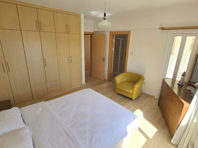 MÖBLIERTE PENTHOUSE-WOHNUNG MIT 3 SCHLAFZIMMERN, 2 BÄDERN UND ATEMBERAUBENDEM MEERBLICK