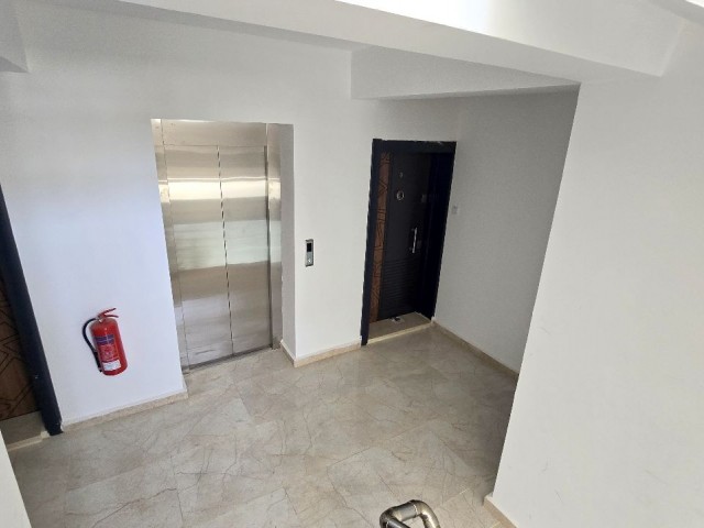 NEUE WOHNUNG IM ERSTEN STOCK MIT 2 SCHLAFZIMMERN IM ZENTRUM VON FAMAGUSTA