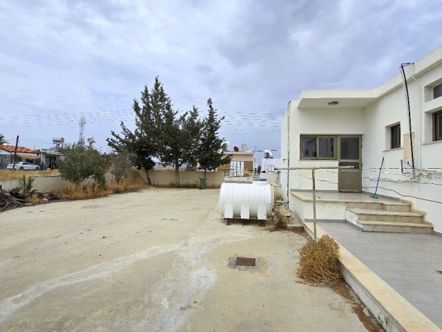 FREISTEHENDES EINSTÖCKIGES HAUS MIT 3 SCHLAFZIMMERN UND GROSSEM GARTEN IN BOĞAZTEPE