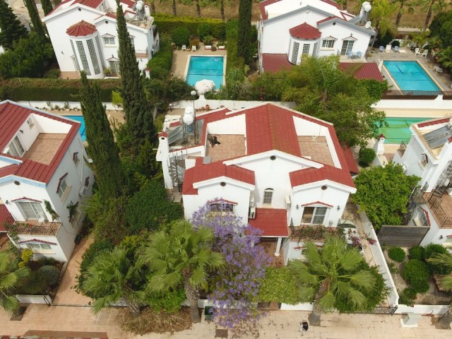 Moderne, freistehende Villa mit 5 Schlafzimmern und 4 Bädern und Swimmingpool in ruhiger Lage