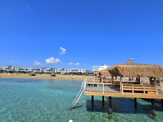 Möblierte Erdgeschosswohnung mit 2 Schlafzimmern und 2 Bädern und Garten an einem sicheren Ort am Meer