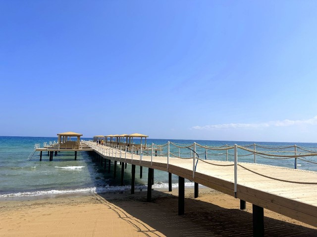 Möblierte Erdgeschosswohnung mit 2 Schlafzimmern und 2 Bädern und Garten an einem sicheren Ort am Meer