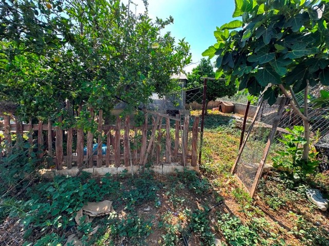 MÖBLIERTES, FREISTEHENDES HAUS MIT 3 SCHLAFZIMMERN UND GROSSEM GARTEN