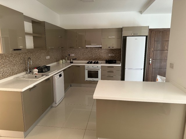 Lefkoşa, Dereboyu caddesine 5 dk yürüme mesafesinde, 2+1 Full eşyalı lux penthouse