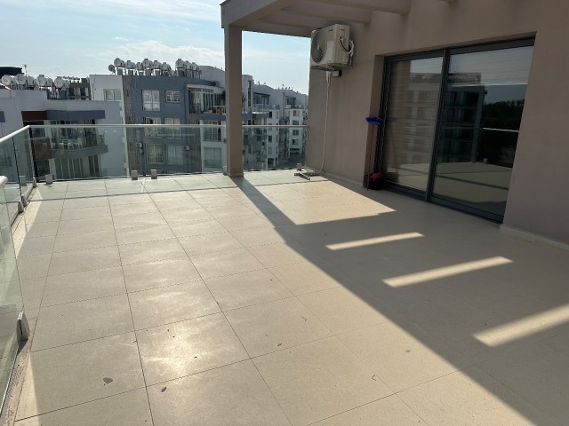 Lefkoşa, Dereboyu caddesine 5 dk yürüme mesafesinde, 2+1 Full eşyalı lux penthouse