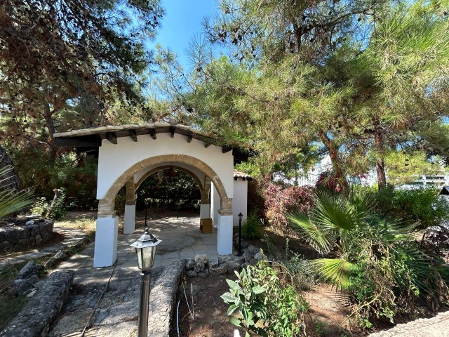 Villa zum Verkauf in einem freistehenden Garten von mehr als 1 Dekar in Çatalköy