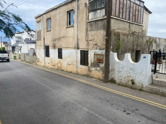 Grundstück mit altem Einfamilienhaus in Çatalköy