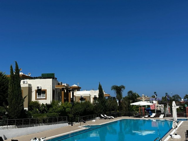 1+1 Wohnung zur Miete auf einem Grundstück mit Meerblick und Gemeinschaftspool in der Region Alsancak auf Redstone Island