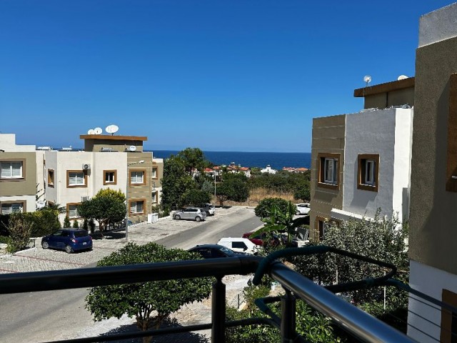 1+1 Wohnung zur Miete auf einem Grundstück mit Meerblick und Gemeinschaftspool in der Region Alsancak auf Redstone Island