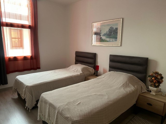 آپارتمان 2+1 برای اجاره در سایتی با منظره دریا و استخر مشترک در منطقه Karaoğlanoğlu جزیره Redstone