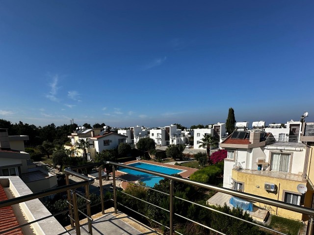 2+1 Wohnung zum Verkauf mit großem Garten in Karaoğlanoğlu, Redstone Island, in der Nähe von GAU