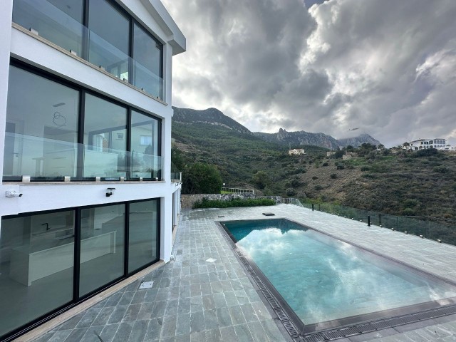 Ultra-Luxusvilla 4+3 zum Verkauf in Kyrenia!