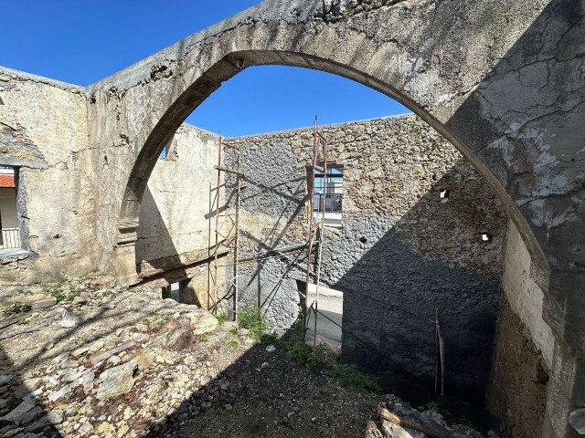 Girne/lapta AYTORO Bölgesinde Satılık %90 İmarlı Köy içi Arsa