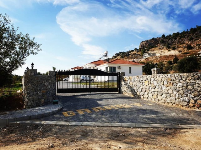 Völlig freistehende, einstöckige Villa zum Verkauf in Kyrenia/Ağırdağ!