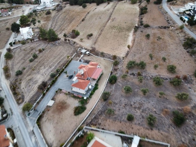 Völlig freistehende, einstöckige Villa zum Verkauf in Kyrenia/Ağırdağ!