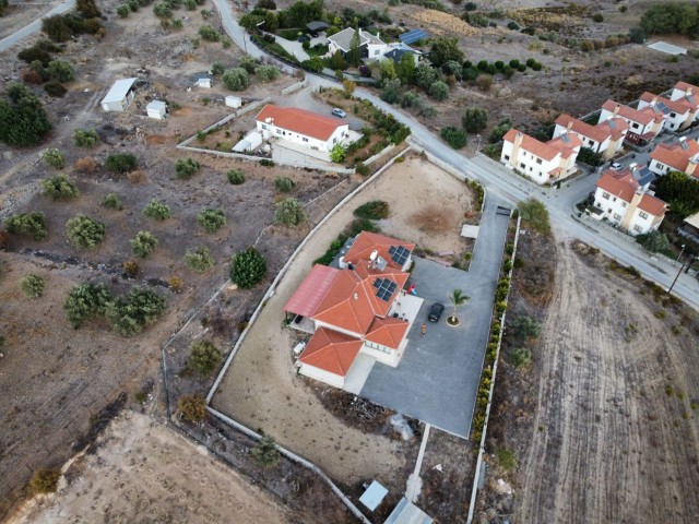 Völlig freistehende, einstöckige Villa zum Verkauf in Kyrenia/Ağırdağ!