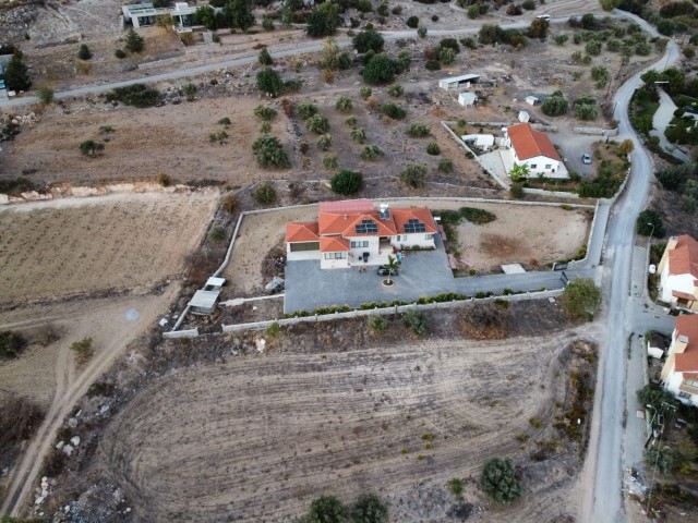 Völlig freistehende, einstöckige Villa zum Verkauf in Kyrenia/Ağırdağ!