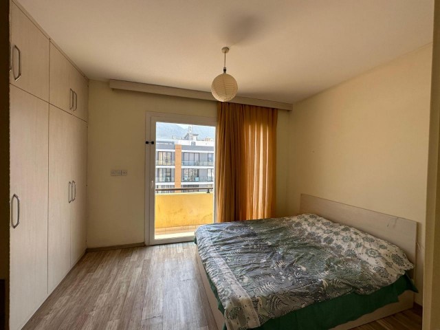 2+1 WOHNUNG MIT BERG- UND MEERBLICK UND GROSSEM BALKON IM ZENTRUM VON KYRENIA BARIS(05338376242)