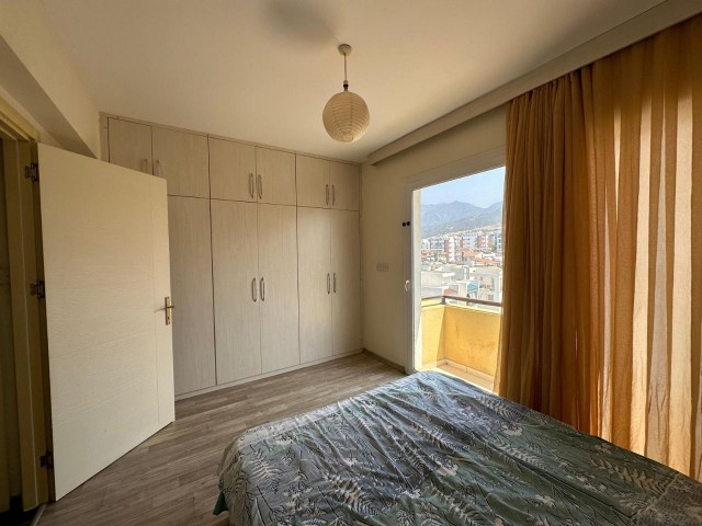 GİRNE MERKEZDE 2+1 DAĞ VE DENİZ MANZARALI GENİŞ BALKONLU DAİRE BARIŞ(05338376242)