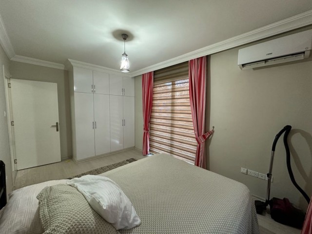 2+1 KOMPLETT MÖBLIERTE WOHNUNG ZU VERMIETEN IM KYRENIA CENTER IN DER NÄHE DES SAVOY HOTELS. FRIEDEN 05338376242